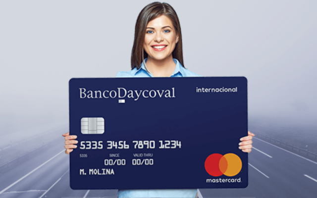 Uma mulher segurando um cartao de credito consignado Banco Daycoval gigante 640x400 1