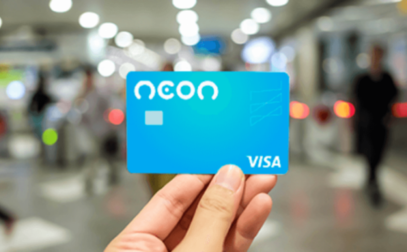 Cartão Consignado Olé x Cartão Neon Internacional: Confira todas as vantagens! 1 uma mao segurando o cartao neon visa internacional