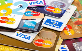 Imagens de cartões de crédito, na notícia de cartões de crédito para negativados